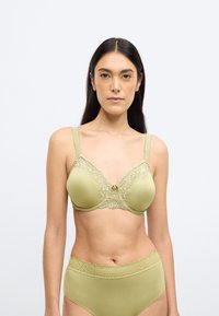 Roheline rinnahoidja pitsist äärega ja traadita, millel on lillemuster ja keskel väike vibu. Komplektis sobivad kõrge vöökohaga püksikud.