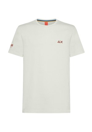 T-shirt in cotone bianco con collo rotondo, maniche corte e piccolo logo ricamato rosso sul petto e sulla manica. Tessuto texturizzato.