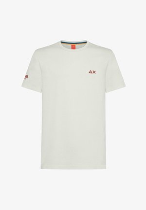 T-shirt in cotone bianco con collo rotondo, maniche corte e piccolo logo ricamato rosso sul petto e sulla manica. Tessuto texturizzato.