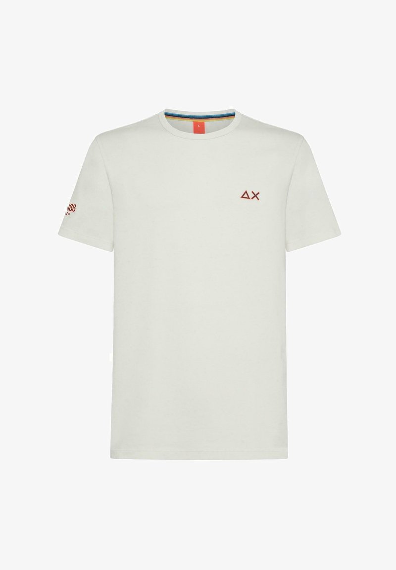 T-shirt in cotone bianco con collo rotondo, maniche corte e piccolo logo ricamato rosso sul petto e sulla manica. Tessuto texturizzato.