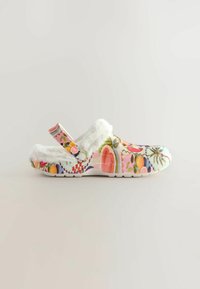 Kolorowe klapki slip-on z kwiatowym wzorem, miękką podszewką z sztucznego futra oraz regulowanym paskiem w odcieniach różu, zieleni i pomarańczy. Gumowa podeszwa.