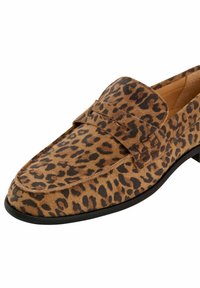 Loafers med leopardprint lavet af ruskind, med en rund tå, flad hæl og en syet accentbånd over vamps. Teksturfinish.