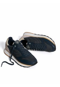 HOFF Baskets basses - black