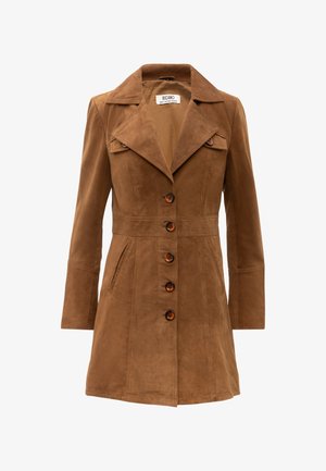 Bruine suède jas met een reverkraag, knopen aan de voorkant en twee zijzakken. Heeft een getailleerde taille en lange mouwen.