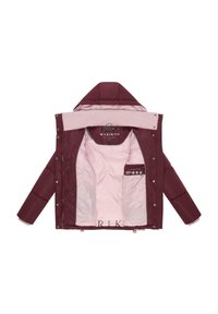 Veste matelassée bordeaux avec capuche amovible, dotée d'une doublure rose clair et de poignets côtelés. Étiquettes intérieures et instructions d'entretien visibles.