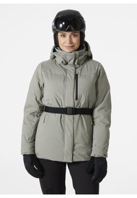 Hellgraue Schneejacke mit Kapuze, Frontreißverschluss, verstellbarem schwarzen Gürtel, Reißverschlusstasche auf der Brust und schwarzen Handschuhen.