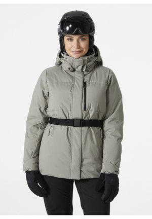 Lichtgrijze sneeuwjack met een capuchon, ritssluiting aan de voorkant, verstelbare zwarte riem, rits borstzak en zwarte handschoenen.