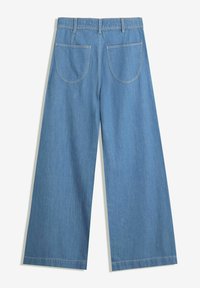 Svijetloplave traper široke hlače s visokim strukom, s dva stražnja džepa i kontrastnim šavovima. Cjelokupna površina je glatka.