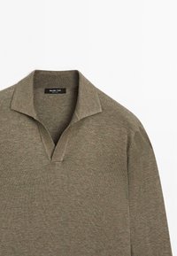 Khaki zelená dlouhá košile s límcem do V. Měkká textura, lehký materiál, decentní prošívání a štítek na krku.