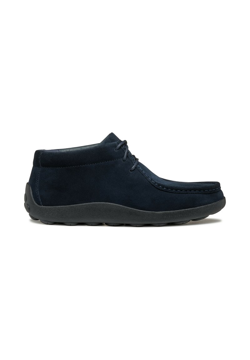 Zapatos de ante azul marino con punta redondeada, diseño de tobillo bajo, suela de goma negra y costuras en contraste. Presentan un cordón minimalista.