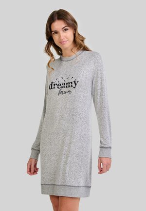 Vestido de suéter gris con mangas largas, que presenta un tejido texturizado, puños acanalados y un diseño impreso de "soñar para siempre" en negro.