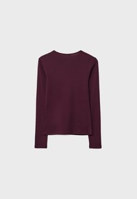 Langærmet top i dyb maroon med rund halsudskæring og en afslappet pasform. Glat tekstur uden synlige mønstre eller accenter.