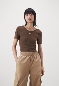 Nike Sportswear Jednoduché tričko - baroque brown/(sail)