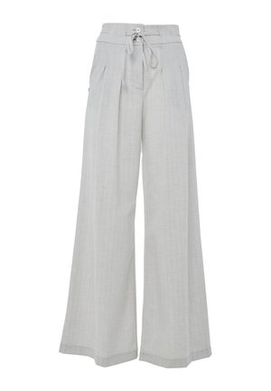 Pantaloni larghi grigio chiaro con vita regolabile, pieghe e texture liscia. Presentano due tasche laterali e un design dalla vestibilità comoda.