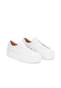 Sneakers bianchi in pelle con punta arrotondata, design minimalista, suola piatta in gomma bianca e lacci bianchi con occhielli in metallo.