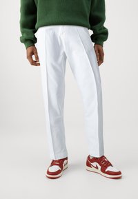 Jack & Jones PREMIUM - JPSTKANE JJOTIS LINEN BLEND CHINO - Kelnės - bright white Miniatiūros vaizdas 1