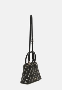 Sac à main noir de forme structurée, avec des accents dorés et un motif géométrique. Deux poignées et une bandoulière ajustable.