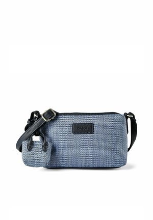 Sac bandoulière bleu texturé avec sangle noire réglable et petite pochette assortie attachée sur fond blanc.