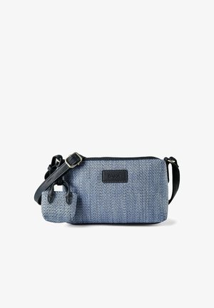 Blå textureret skuldertaske med justerbar sort rem og lille matchende pung fastgjort på en hvid baggrund.