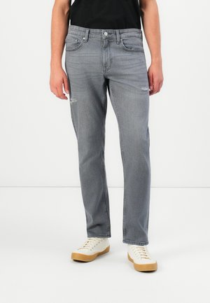 Jeans de mezclilla gris con un diseño de pierna recta, que presentan detalles desgastados cerca de las rodillas y un clásico diseño de cinco bolsillos.