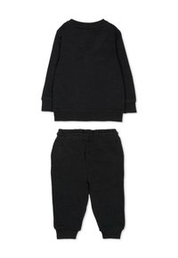 Sort sæt bestående af sweatshirt og sweatpants. Sweatshirten har lange ærmer og rund hals; bukserne har en elastisk talje og tætsiddende mansjetter.