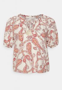 Blusa de mangas curtas em tecido leve, com um padrão floral em vermelho e laranja sobre um fundo claro, apresentando um detalhe com franjas no decote.
