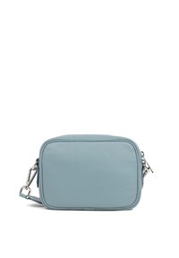 Borsa a tracolla rettangolare realizzata in pelle sintetica blu chiaro con texture. Dotata di hardware argentato e tracolla removibile. Chiusura con zip nella parte superiore.