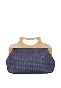 Marineblå strikket håndtaske med træhåndtag; har et tekstureret stofdesign og en struktureret form, der kombinerer blødhed med naturlige elementer.
