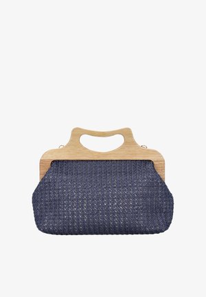 Granatowa dziergana torebka z drewnianą rączką; charakteryzuje się teksturowanym wzorem tkaniny i usztywnionym kształtem, łącząc miękkość z naturalnymi elementami.