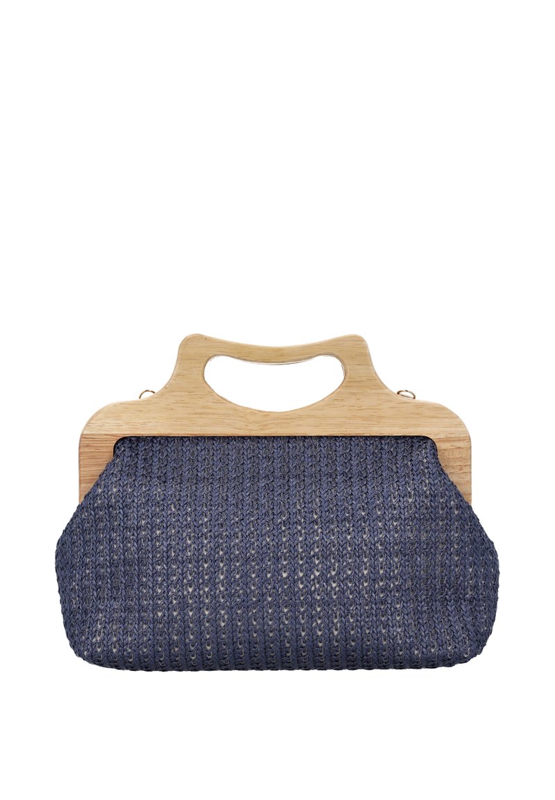 Marineblå strikket håndtaske med træhåndtag; har et tekstureret stofdesign og en struktureret form, der kombinerer blødhed med naturlige elementer.