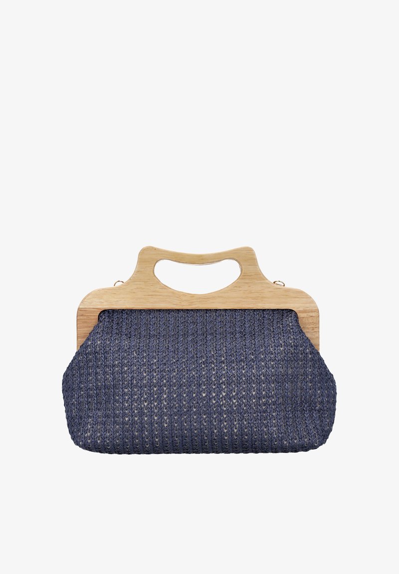 Marineblå strikket håndtaske med træhåndtag; har et tekstureret stofdesign og en struktureret form, der kombinerer blødhed med naturlige elementer.