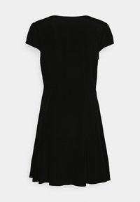 Vestido preto com mangas curtas, corpete ajustado e saia rodada. Textura suave e design simples, sem padrões ou enfeites.