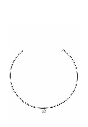 Delgado collar choker de plata con un solo pequeño colgante de piedra preciosa clara centrado al frente.