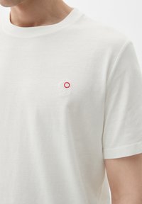 s.Oliver MIT LOGO STICKEREI - T-Shirt basic - weiß