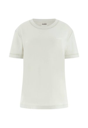 Bijela majica s kratkim rukavima i okruglim izrezom s malim logotipom "GUESS" na lijevoj strani prsa te etiketom unutar ovratnika.