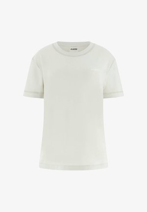 Bílé krátké tričko s kulatým výstřihem a krátkými rukávy, s malým logem „GUESS“ na levé straně hrudi a štítkem uvnitř límce.