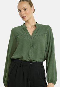 LolaLiza CRINKLE WITH CROCHET - Užsagstoma palaidinė - khaki med