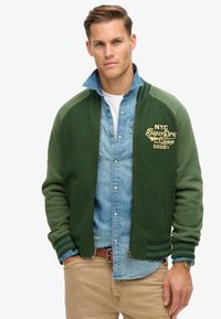 Superdry & Co COLLEGE GRAPHIC - Sudadera con cremallera - forest green