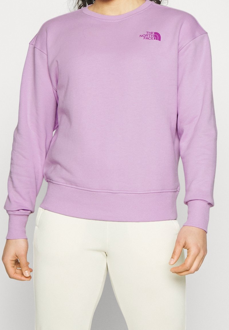 Felpa lavanda in misto cotone; presenta polsini e orlo a costine, collo tondo e un piccolo logo viola sul lato sinistro del petto.