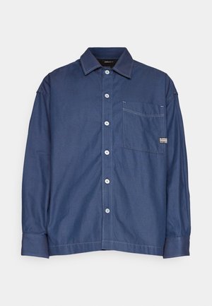 Mornarsko plava košulja na dugih rukava s dugim rukavima, ovratnikom, džepom na prsima i bijelim šavovima. Izrađena od glatkog materijala.