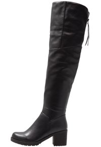 Botas negras por encima de la rodilla, hechas de cuero liso. Cuentan con un tacón grueso, punta redondeada y una cremallera lateral para el cierre. Caña texturizada.