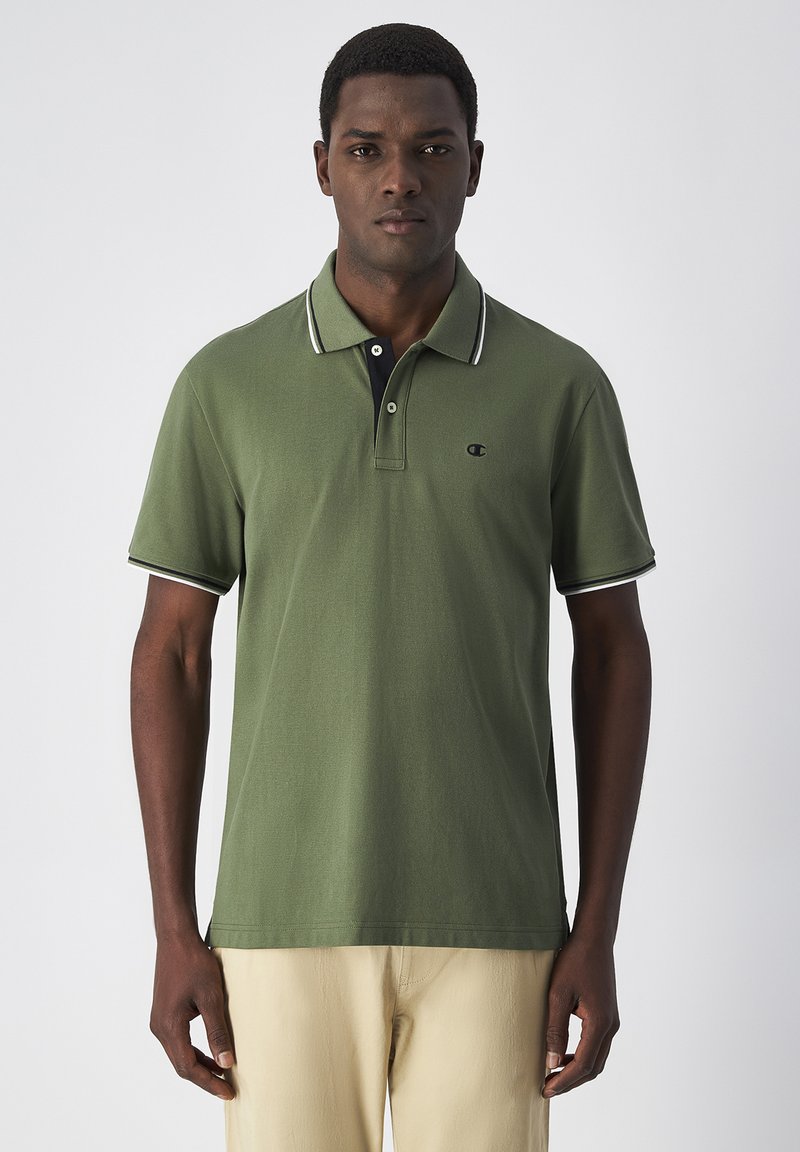 Grünes Poloshirt mit schwarzem Kragen, weißen Akzenten und kurzen Ärmeln. Verfügbar mit einem kleinen Logo auf der Brust und einem klassischen Schnitt.