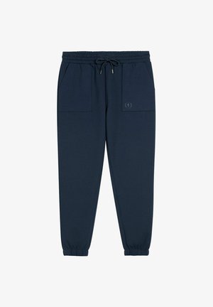 Granatowe spodnie dresowe z elastycznym pasem i mankietami, sznurkiem oraz dwoma dużymi przednimi kieszeniami na białym tle.