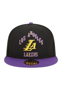 Zwarte baseballpet met paarse klep, geborduurd "LOS ANGELES LAKERS" in geel en paars, met een sportief ontwerp en gestructureerde vorm.