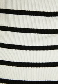 Tissu à côtes avec des rayures horizontales blanches et noires alternées. La texture est lisse avec un motif homogène tout au long.