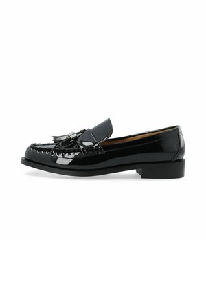 Mocassin noir en cuir verni avec pampilles, détails cousus et petit talon bloc, présenté en profil sur fond blanc.