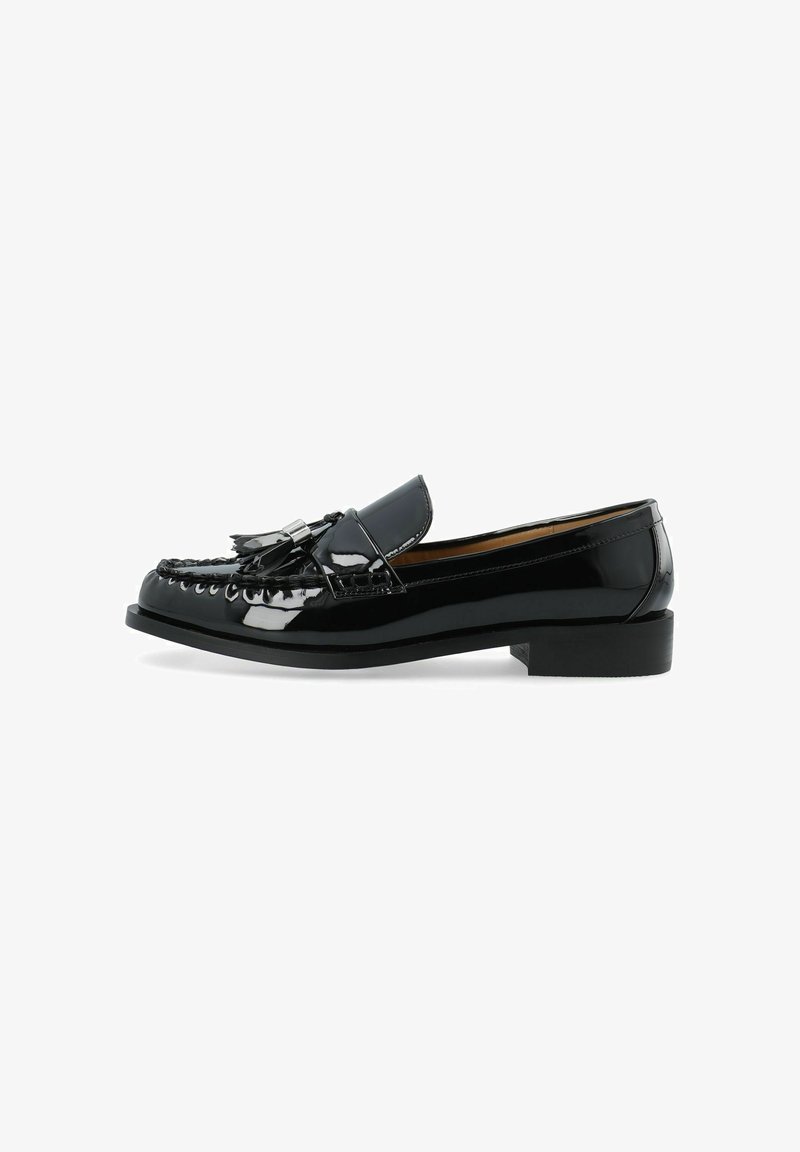 Mocassin noir en cuir verni avec pampilles, détails cousus et petit talon bloc, présenté en profil sur fond blanc.