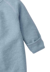 Lichtblauwe fleece kleding met een ronde halslijn en een ontwerp met opgerolde mouwen, met een zachte textuur en subtiele naaddetails.