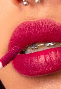 3ina THE LONGWEAR LIPSTICK - Liquid Lipstick - 385 burgundy