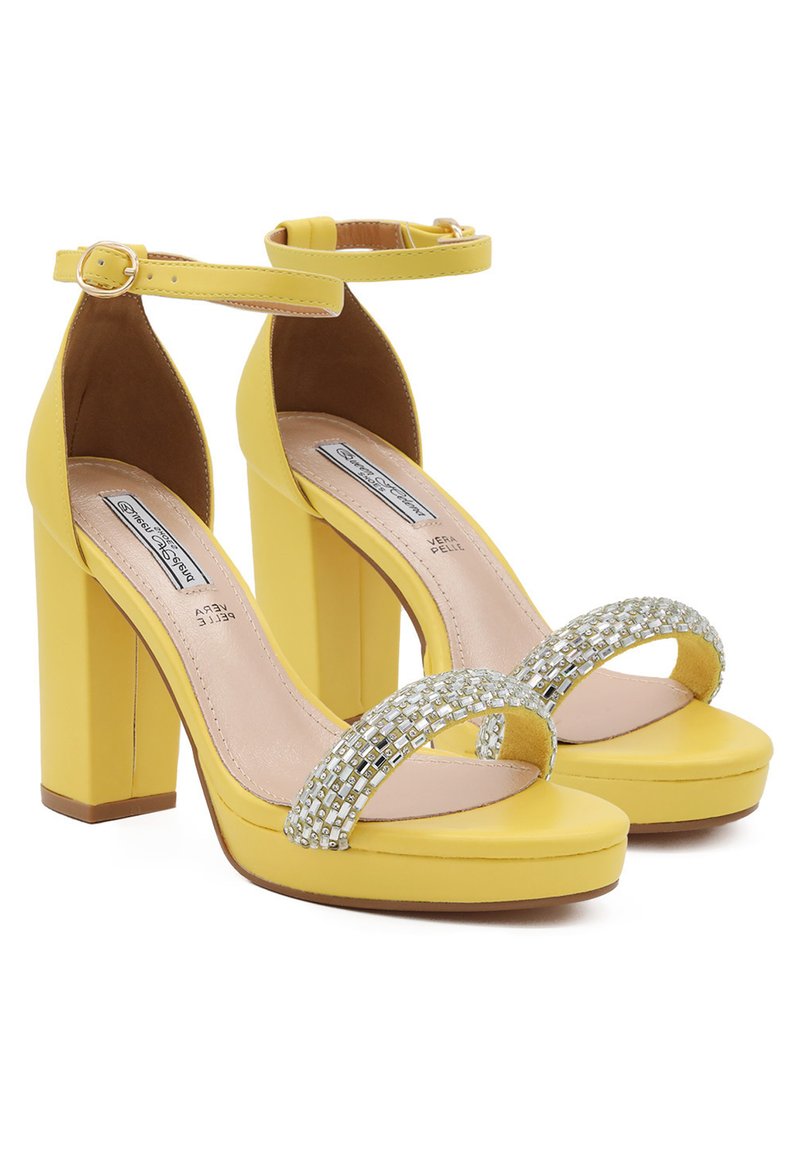 sandali eleganti con plateau